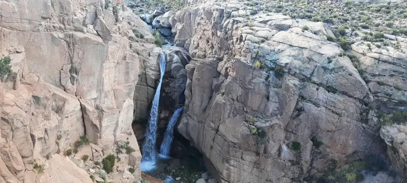 cascada el Chorro caidas de agua en una angosta quebrada de roca colorada