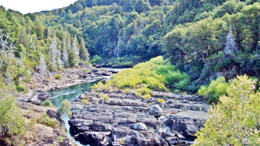 vista del río Carrenleufú el río Carrenleufú corre entre rocas y bosques