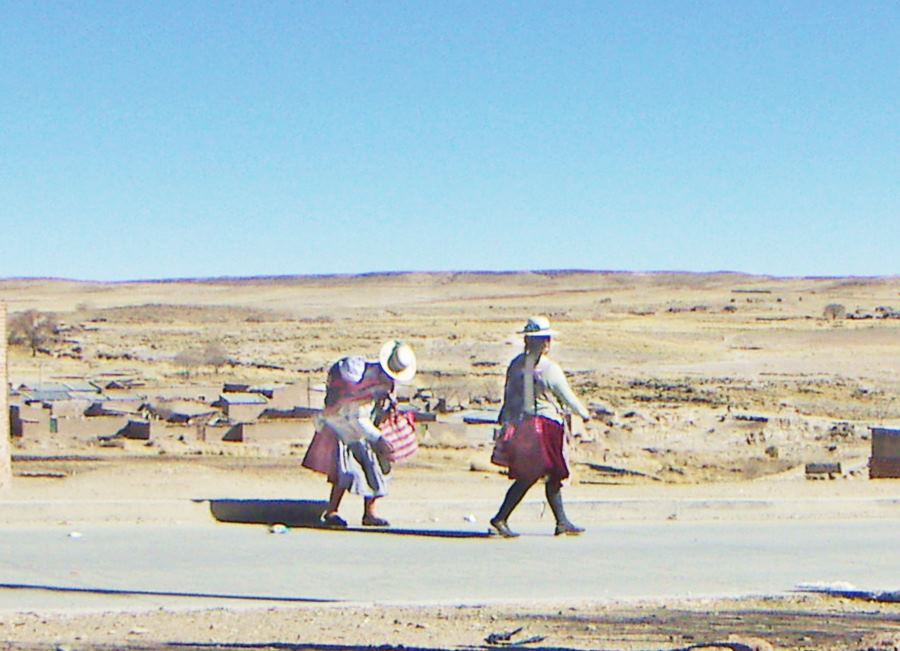 Dos mujeres del norte, en atuendo tradicional con bebé en la espalda en La Quiaca