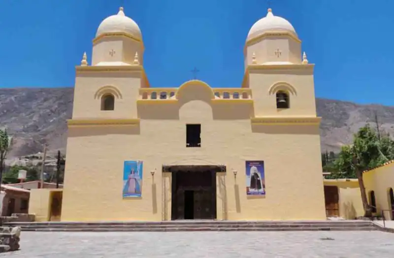 Iglesia Nuestra Sra. del Rosario iglesia austera, color crema, 2 campanarios