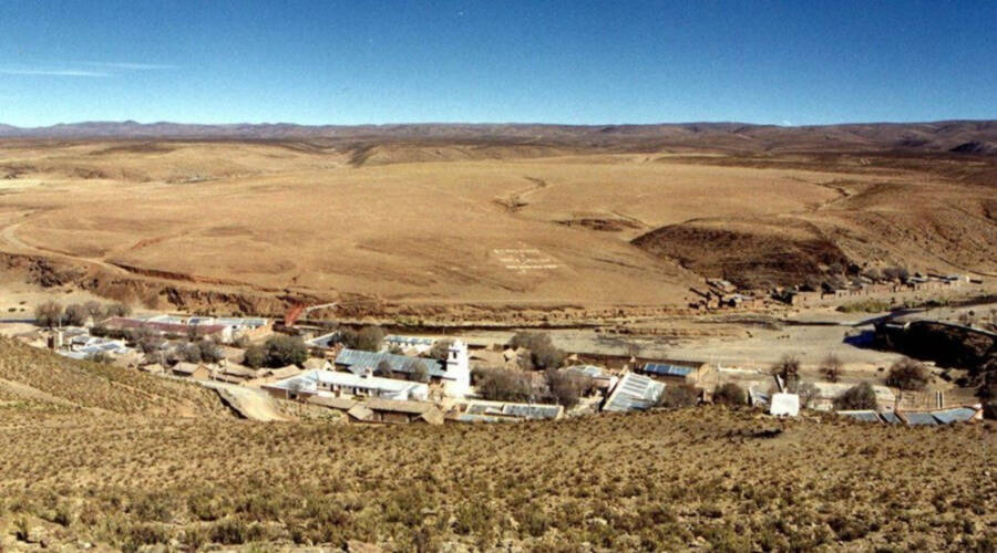 El pueblo en su valle rodeado de la áridez de la Puna en Santa Catalina