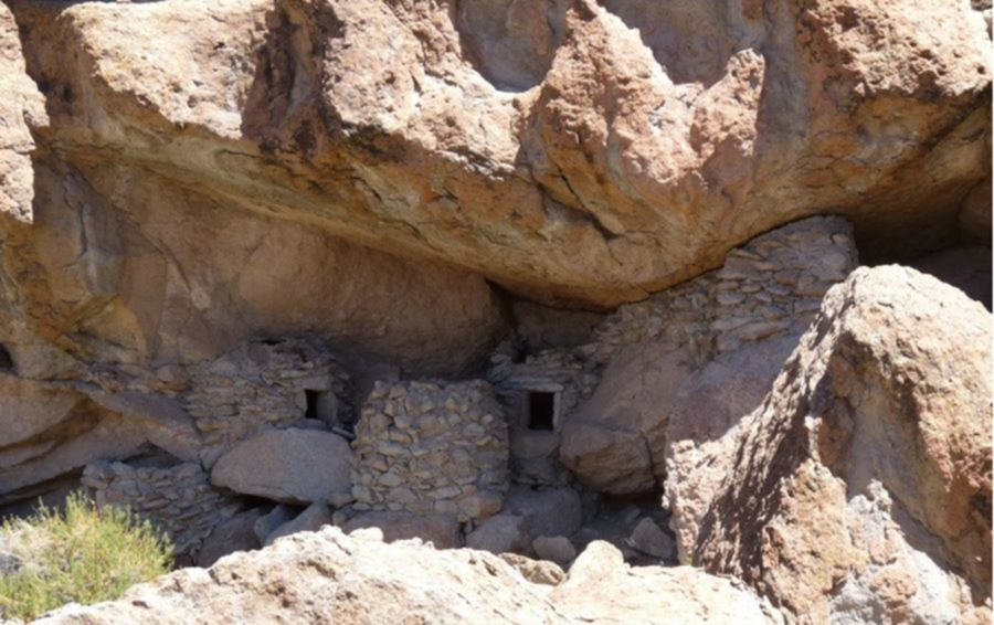 Chullpas en Coranzuli angosta quebrada y chullpas de roca y barro
