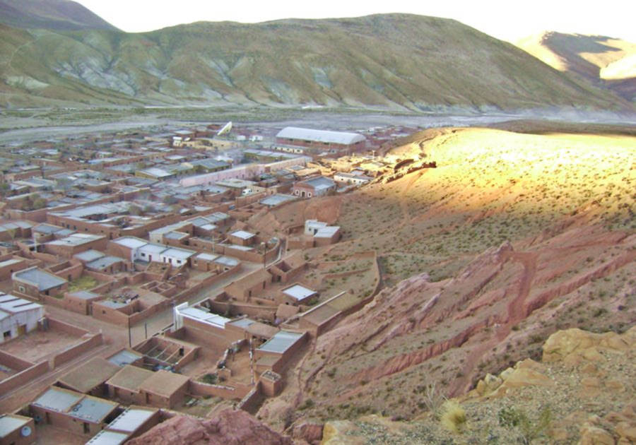 panorámica del pueblo de Coranzuli casas de adobe en el valle del río Coranzuli