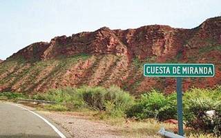 road sign that says "Cuesta de Miranda"