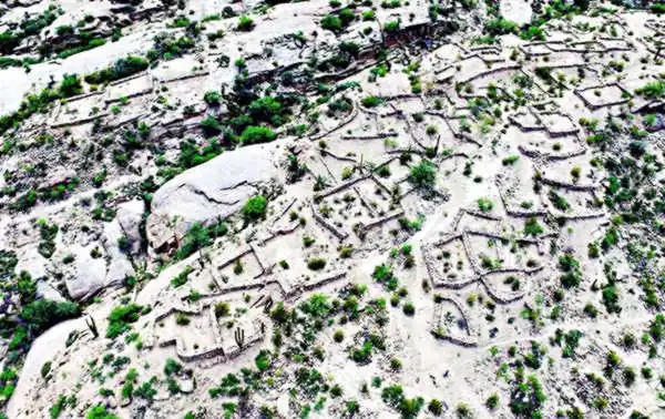 vista aérea sitio incaico ruinas de Hualco las paredes de pirca de los recintos de la fortaleza de Hualco vistos desde el aire