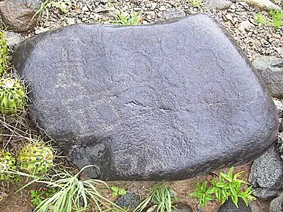petroglifos, piedras inscriptas arte rupestre, piedra negra grabada por los indígenas de Famatina