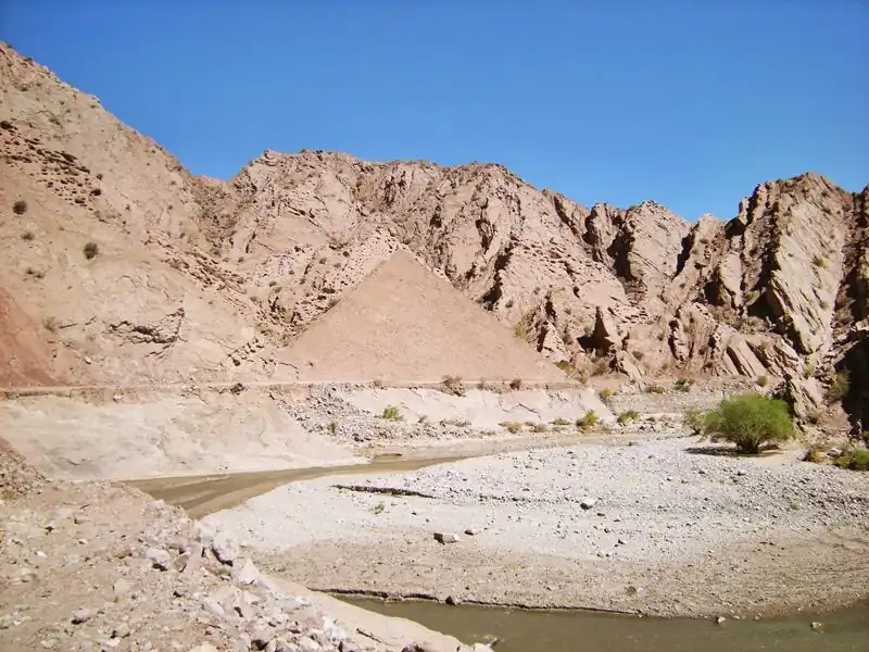 enorme roca con forma de Pirámide en el río la Troya