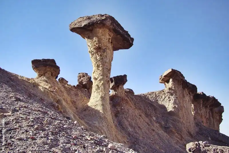 hongos de piedra en Quebrada del Alazán rocas erosionadas con forma de hongo en la Quebrada del Alazán