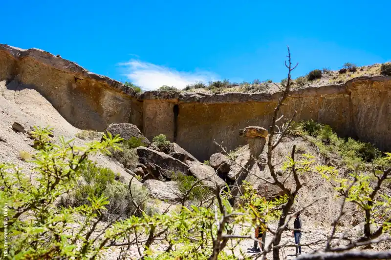 vista de la Quebrada del Alazán geoformas en las paredes de la Quebrada del Alazán, gente caminando y arbustos