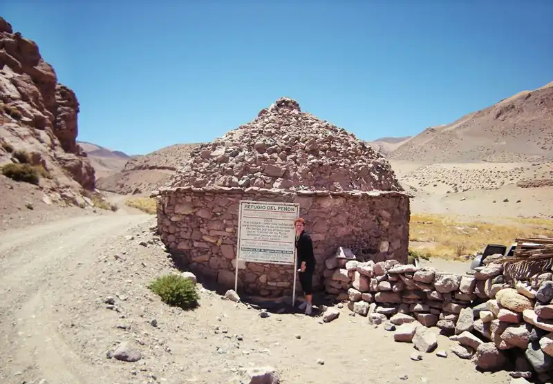 Histórico Refugio el Peñon Histórico Refugio el Peñon casilla maciza cilíndrica con techo convexo, de piedra