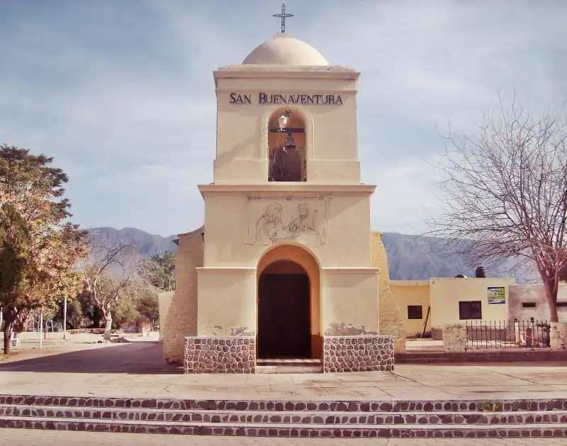 Iglesia de San Buenaventura en Vichigasta Iglesia con un campanario, atrio abierto