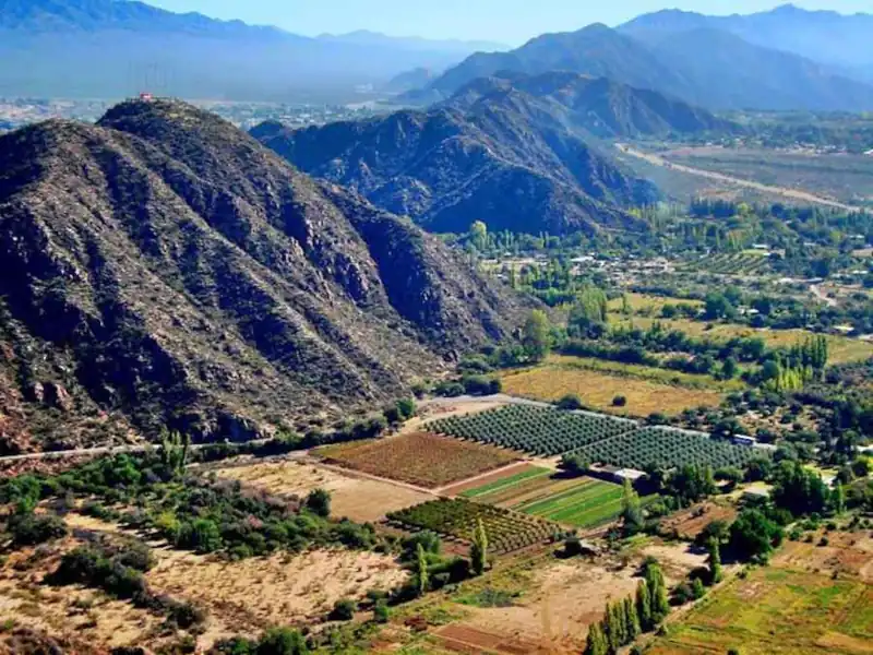 San Miguel San Miguel, vista panorámica: campos cultivados y fincas, la abrupta sierra, Chilecito detrás y al fondo el Famatina