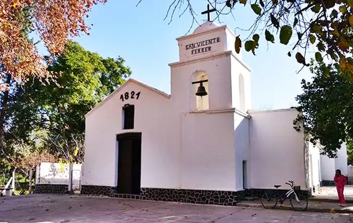 capilla San Vicente Ferrer -Nonogasta atrio blanco, con 1821 escrito en él. Un simple campanario. Iglesia de San Vicente Ferrer en Nonogasta