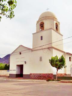 Iglesia Santa Rosa de Lima iglesia, simple, campanario, blanca.