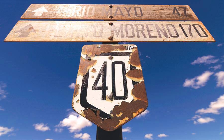 Old rusty Ruta 40 road sign