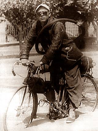 el Che en su bici con motor