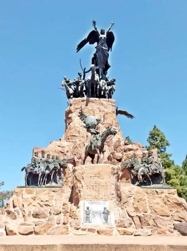 imponente monumento en bronce y piedra, con Victoria Alada y soldados del Ejército de los Andes
