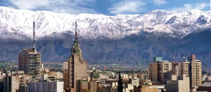 altos edificios en el centro de la ciudad de Mendoza, montañas de fondo