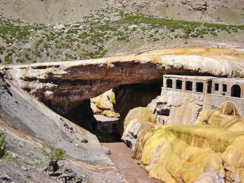 arco de piedra natural, el río debajo y las ruinas del hotel termal