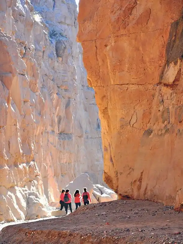 caminando entre las rocas coloradas de la Quebrada de la Salada