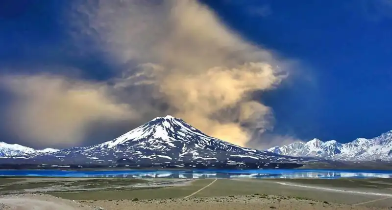 Volcán Maipo y Laguna del Diamante lake, Mendoza