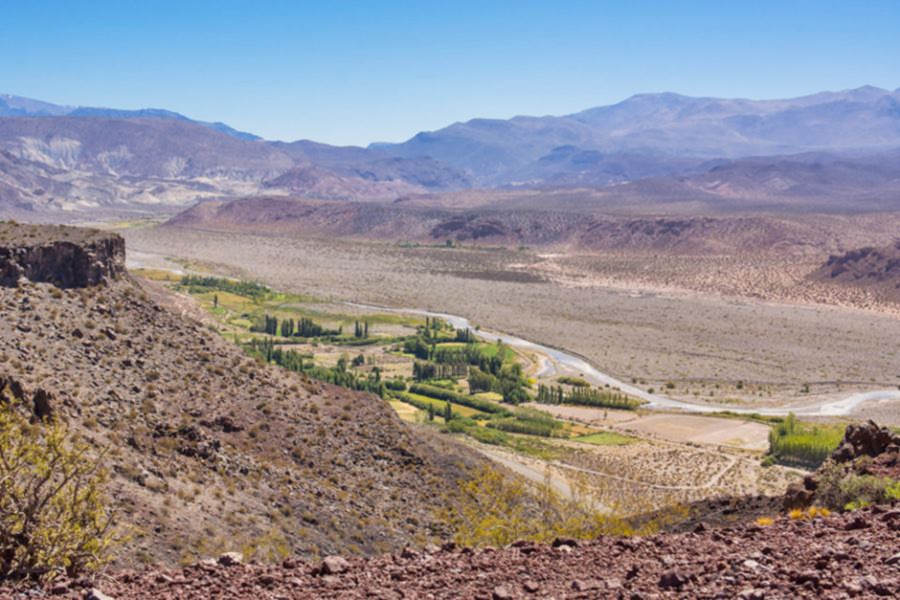 vista del valle y las sierras áridas del río Barrancas desde el mirador