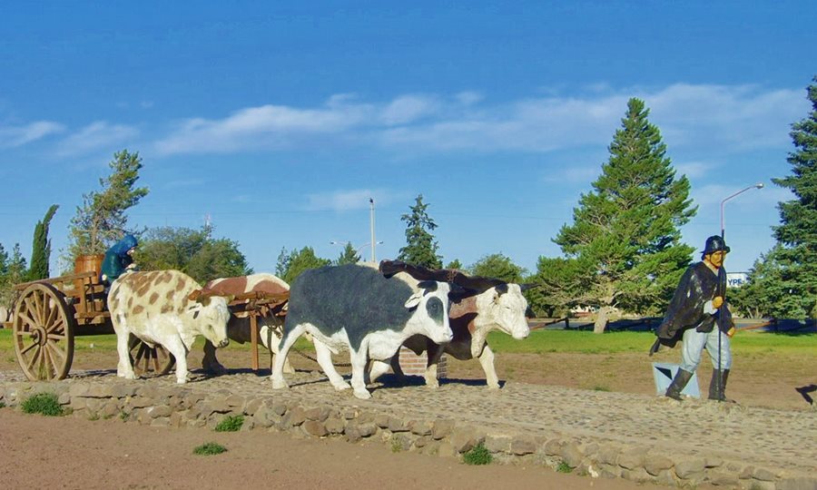 Pioneros: pobladores de Zapala monumento con carreta tirada por bueyes