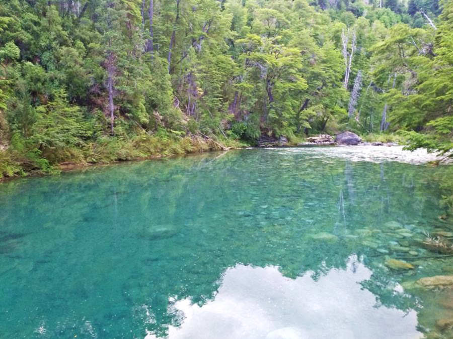 aguas color turquesa transparente del río Azul y denso bosque Andino en sus orillas