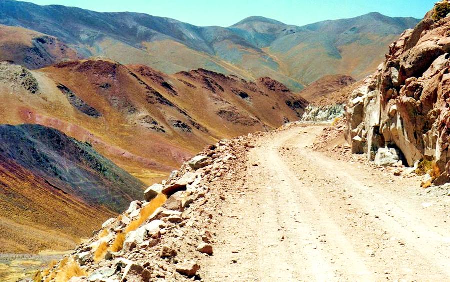 A view of the difficult gravel Ruta 40 at the pass of Abra El Acay, Salta