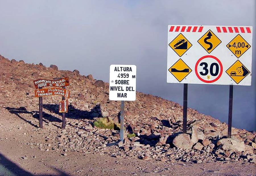 Ruta 40, signs at the summit of Abra El Acay